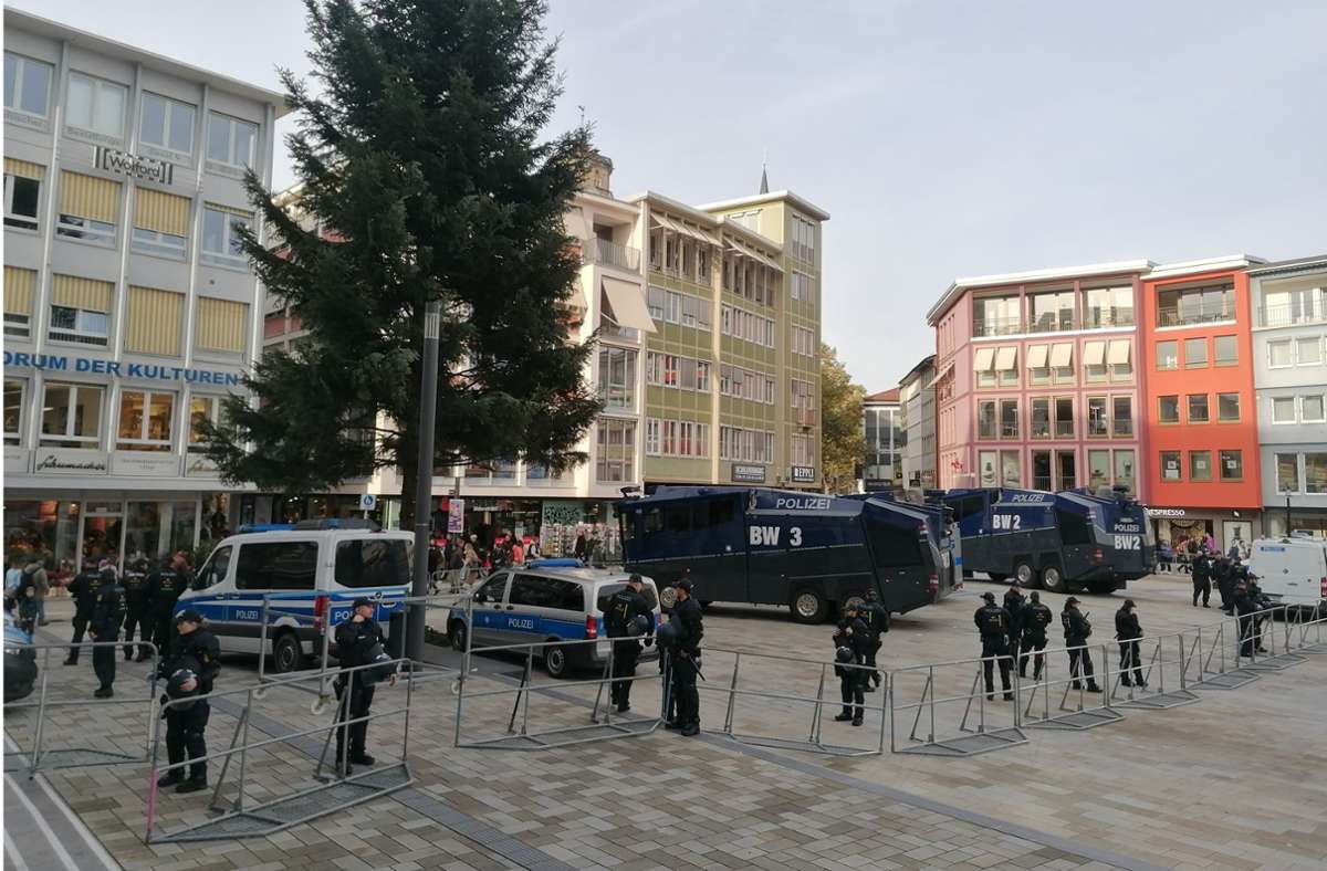 Die Polizei steht auch mit Wasserwerfern am Marktplatz bereit.