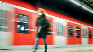 Exhibitionist verlässt S-Bahn mit entblößtem Glied