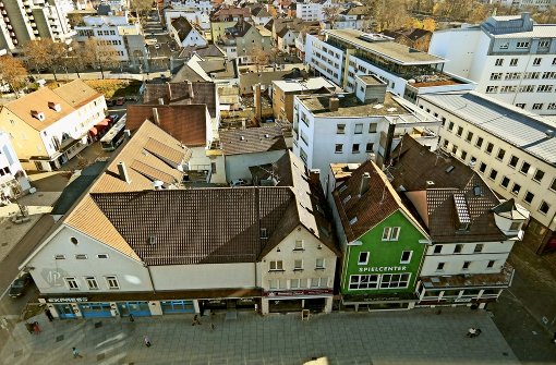 Der Blick vom Göppinger Sparkassenturm zeigt das Entwicklungsgebiet „Zentrum Untere Marktstraße“.  Das  „Grüne Haus“ und das Eckgebäude an der Gartenstraße (rechts) haben die Investoren bislang allerdings nicht erwerben können. Foto: KSK Göppingen