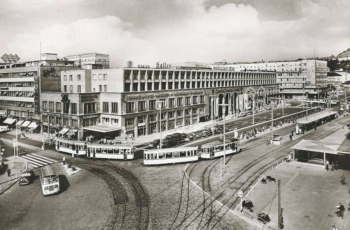 In den 1950ern fuhren Straßenbahnen, aus der Königstraße kommend, vor dem damaligen Hindenburgbau vorbei.