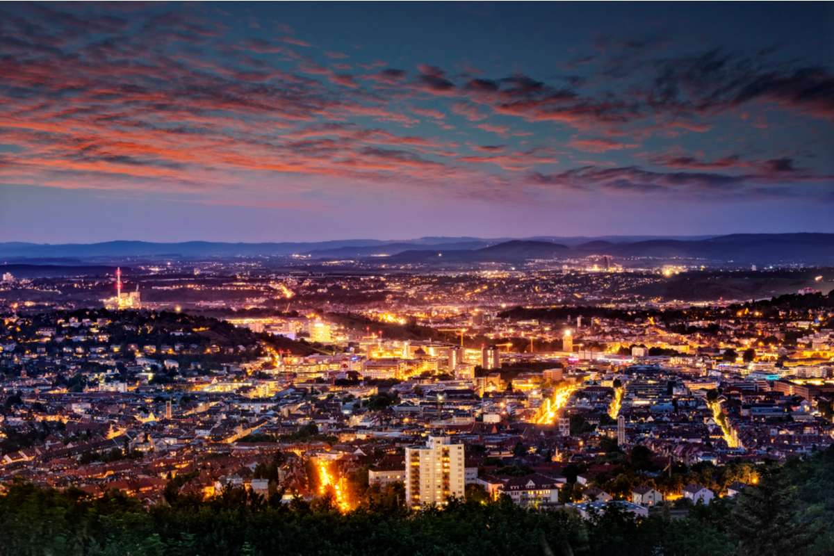 Stuttgart in der Dämmerung - Doch wann wird es ganz dunkel?