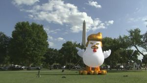 Ein Trump-Huhn vor dem Weißen Haus