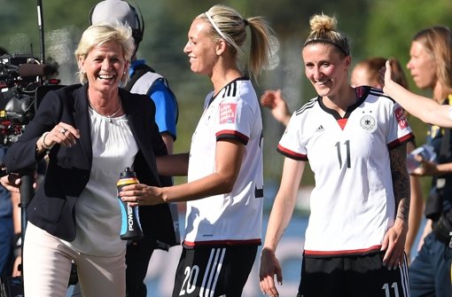 Trainerin Silvia Neid freut sich mit ihren Spielerinnen nach dem 4:1-Sieg gegen Schweden über den Einzug ins Viertelfinale bei der Fußball-WM in Kanada. Foto: dpa
