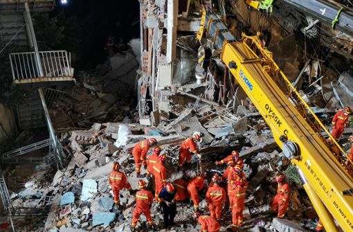 Rettungskräfte suchen in den Trümmern des Hotels nach Überlebenden. Foto: AFP/CNS