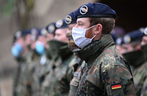 Ob Gewehr oder Bekleidung: Die Soldaten der Bundeswehr müssen oft lange auf ihre Ausrüstung warten. Foto: dpa/Marijan Murat