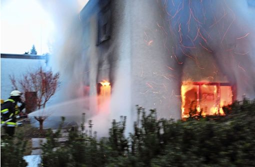 Die Flammen haben aus den Fenstern geschlagen. Foto: Feuerwehr Oberstenfeld