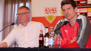 VfB-Chef Michael Reschke, Rückkehrer Mario Gomez: „Danke, Herr Schindelmeiser!“ Foto: Baumann