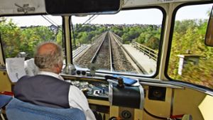 Mit ruhiger Hand steuert Lokführer Gerhard Dietzmann den Schienenbus über den Viadukt zwischen Marbach und Benningen. Foto: Frank Wittmer