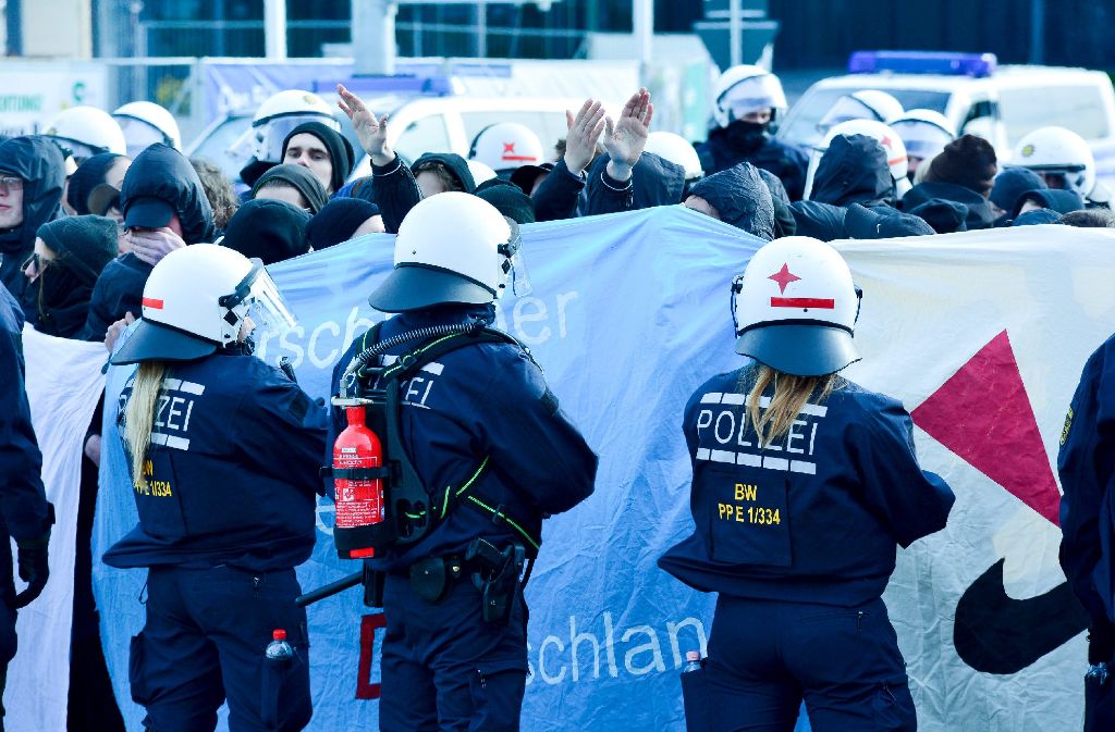Bei den Demonstrationen rund um den AfD-Parteitag in Stuttgart steigt die Zahl der Festgenommenen.