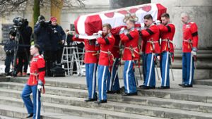 Der Sarg wird am Ende der Trauerfeier von acht rot Uniformierten aus der Kirche getragen. Foto: dpa