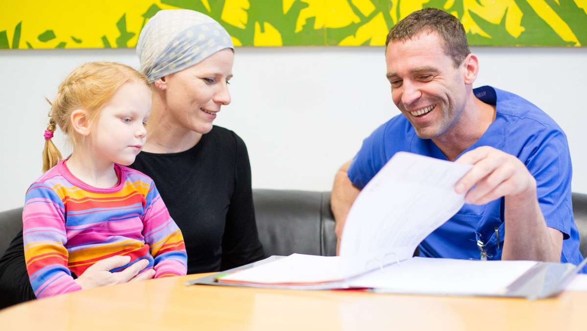 Jens Stäudle, Leiter der Krebsberatungsstelle LINA am Robert Bosch Krankenhaus, unterstützt Patientinnen und Patienten sowie ihre Familien von der Diagnose bis zur Nachsorge.