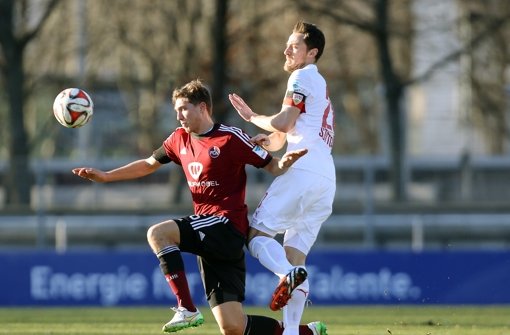 Der VfB Stuttgart um den Torschützen Christian Gentner (rechts) gewinnt ein Testspiel gegen den 1. FC Nürnberg mit 2:0.  Foto: Pressefoto Baumann