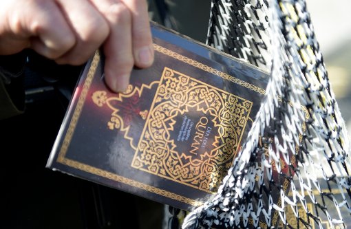 Die Absender der Briefe machen Werbung für den Koran – und wohl auch für sich. Foto: dpa