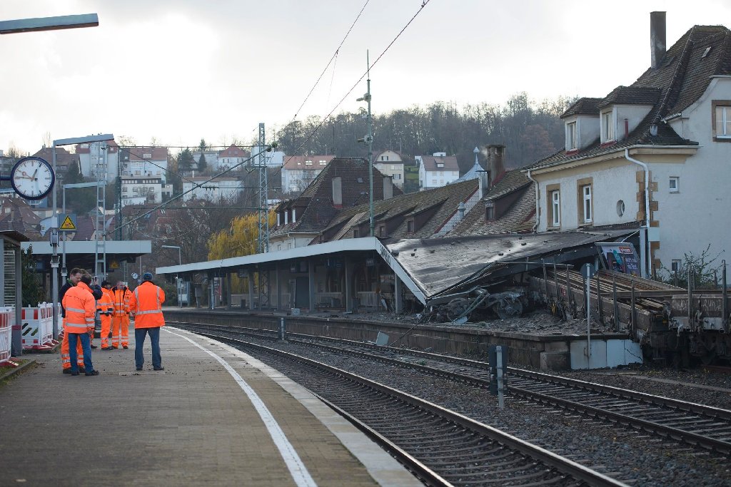 Als Held des Tages wird der eingreifende Fahrdienstleiter auf Twitter bezeichnet - hier die Bilder vom Waggon-Unfall in Stuttgart-Feuerbach am Freitamorgen: