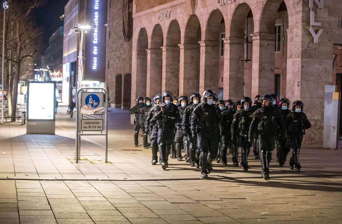 Polizisten im Einsatz am Schlossplatz.