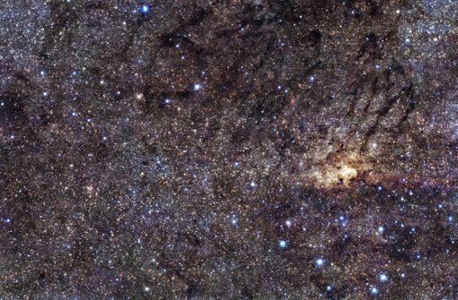 Im zentralen Teil der Milchstraße haben Astronomen neue Beweise für  eine Epoche heftiger Sternenentstehung gefunden. Sie führte zu mehr als 100 000 Supernova-Explosionen. Foto: ESO/Nogueras-Lara et al.