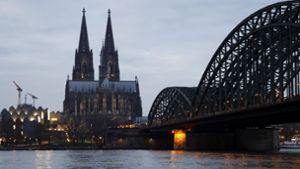 Am Kölner Dom werden Besucher in den nächsten Tagen verstärkt kontrolliert (Archivbild). Foto: IMAGO/Panama Pictures/Christoph Hardt