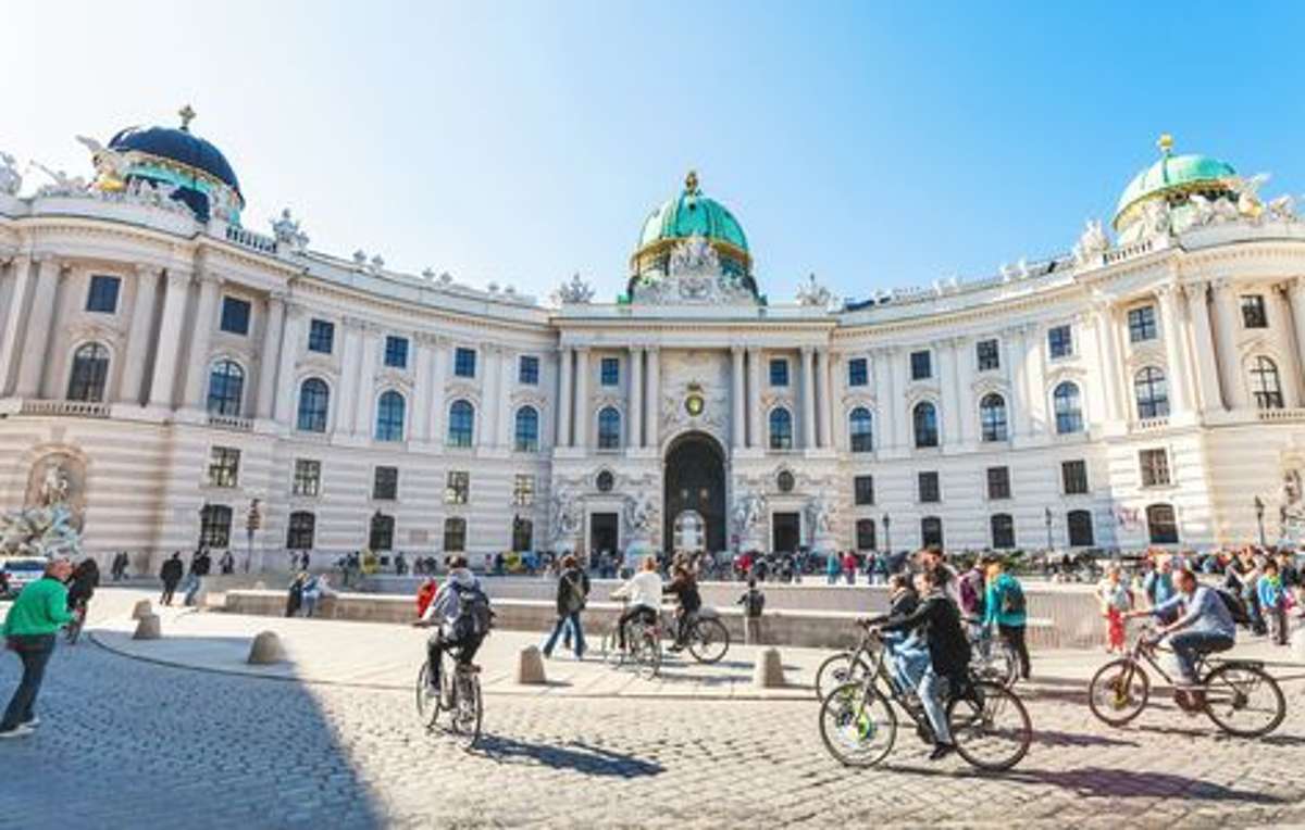 Per Fahrrad zur Wiener Hofburg, einem der größten Palastkomplexe der Welt. Die ältesten Teile stammen aus dem 13. Jahrhundert, gebaut wurde an ihr bis ins 20. Jahrhundert.