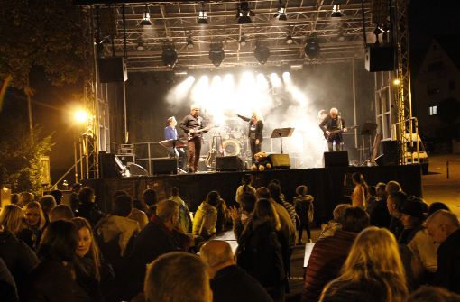 Ein Heimspiel hatten die Musiker von Spicy Traxs. Am Samstagabend rockten sie den Kirchplatz an der  Korntaler Straße. Foto: Chris Lederer
