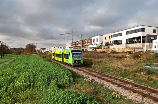Die Wagen der Strohgäubahn sollen  erst wieder Ende September unterhalb des Wohngebiets Hälde fahren. Foto: factum/