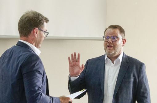 Kornwestheims  Erster Bürgermeister Daniel Güthler (links) verpflichtet Nico Lauxmann auf sein Amt. Foto: Simon Granville