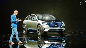 Auf Aufholjagd: Daimler-Chef Dieter Zetsche präsentiert in Paris die Studie EQ. Foto: AP