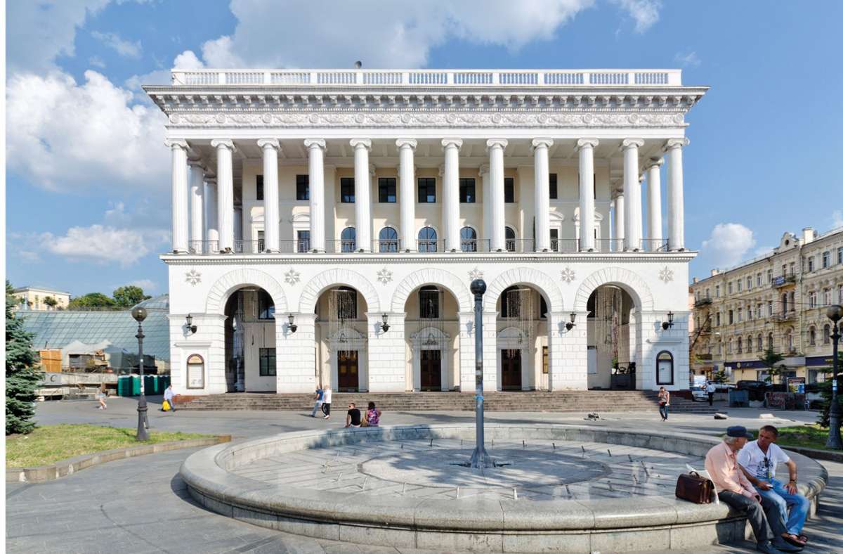 Der Majdan in seiner jetzigen Gestalt ist das Ergebnis des Wiederaufbaus nach dem Zweiten Weltkrieg. An der Westseite wird der Platz flankiert vom Gebäude der Nationalen Musikakademie Peter Tschaikowski, es stammt aus den 1950 er Jahren.