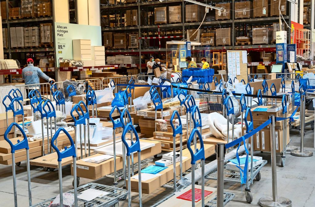 Online bestellte Ware wartet auf Abholung – ein gewohntes Bild für Ikea-Mitarbeiter in den vergangenen Wochen. Jetzt können Kunden    wieder  ins Möbelhaus.