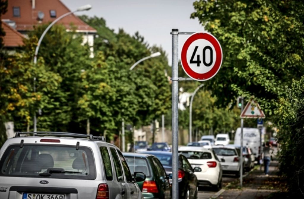 Neue Verkehrsschilder mahnen wie hier in der Planckstraße zu Tempo 40 Foto: Leif Piechowski