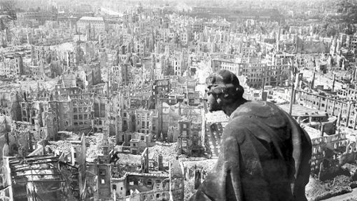 Erstarrt im Anblick des Schreckens: Das Stadtzentrum von Dresden nach dem Bomben­-Inferno am 13./14. Februar 1945. Foto: epd/SLUB/Deutsche Fotothek