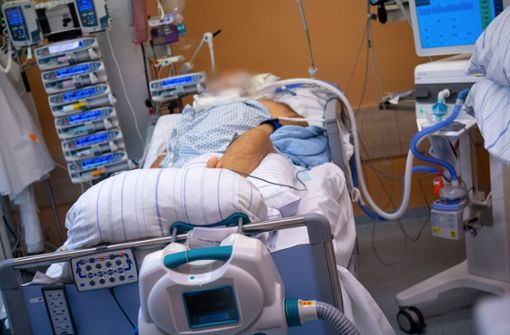 Ein Covid-19 Patient liegt in einem isoliertem Intensivbett-Zimmer in einer bayerischen  Klinik. Der Patient liegt im künstlichen Koma und wird beatmet. Foto: Sven Hoppe/dpa/Sven Hoppe