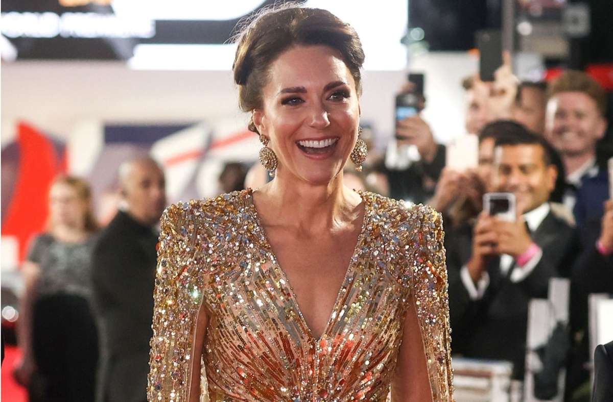 Dieser Look schlägt alles: Eine goldige Herzogin Kate bei der Premiere von „No Time To Die“, dem neuen James-Bond-Film. Foto: AFP/CHRIS JACKSON