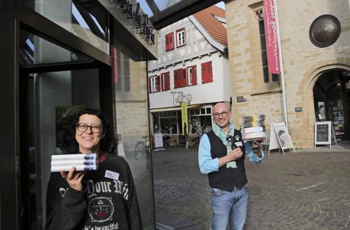 Ulrike Fischer und Markus Schneider von der Buchhandlung Taube haben am Freitag mit dem Teilumzug begonnen. Foto: Oliver von Schaewen