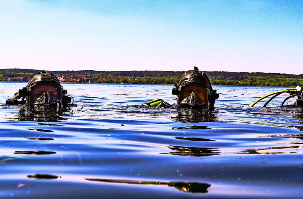 Taucher der Wasserschutzpolizeistation Überlingen tauchen nach einem Einsatz aus dem Bodensee auf. Foto: /Franz Feyder
