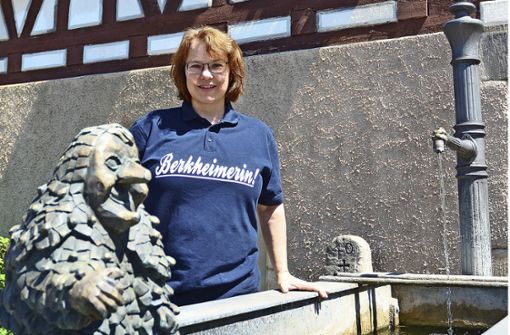 Bürgerausschuss-Chefin Aglaia Handler am Trogbrunnen beim Alten Rathaus. Foto:  