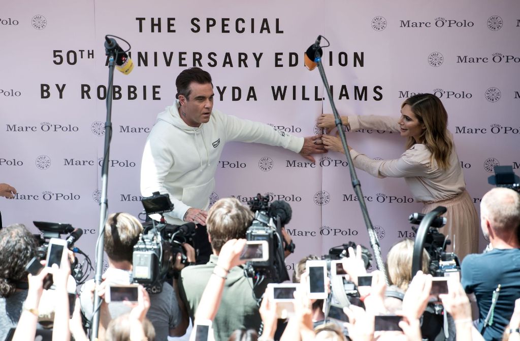 Robbie Williams und seine Frau Ayda Field bei der Vorstellung ihrer Sweatshirt-Mode.