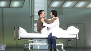 Die Schauspieler Steven Scharf (links) und Camill Jammal im Theaterstück „Unterwerfung“ im Deutschen Theater in Berlin Foto: dpa