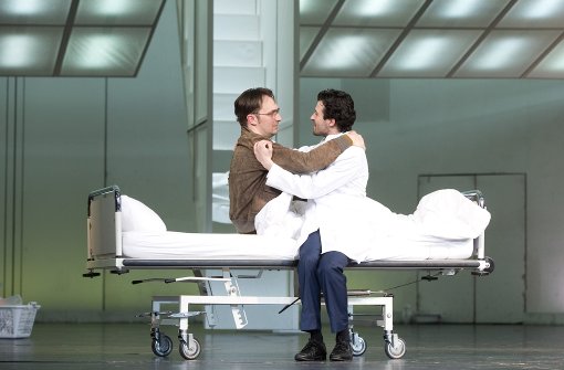 Die Schauspieler Steven Scharf (links) und Camill Jammal im Theaterstück „Unterwerfung“ im Deutschen Theater in Berlin Foto: dpa