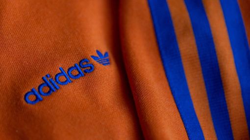 Adidas klagt gegen Nike wegen zu ähnlichem Design – Nike hingegen betrachtet Streifen als „naheliegende Gestaltungsform“. (Archivfoto) Foto: dpa/Daniel Karmann