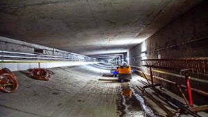 Für die Autofahrer unsichtbar, wird in den Abluft- und  Medienkanälen  unter der Tunnelfahrbahn  bereits   seit Monaten gearbeitet. Fotos: Foto: SDMG