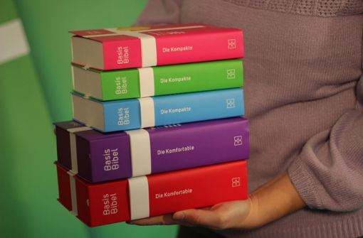Das Buch der Bücher will mit buntem Aussehen und moderner Sprache bei den Jugendlichen punkten. (Archivbild) Foto: dpa/Sven Birgl