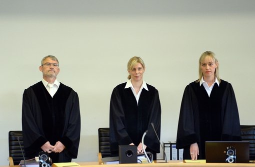 Richterin Manuela Haußmann (Mitte) muss sich entschuldigen: Es regnet rein ins Stuttgarter Landgericht. Foto: dpa