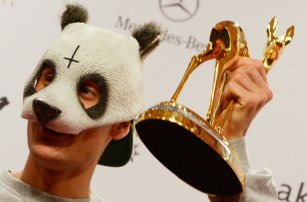 Der Stuttgarter Rapper Cro posiert mit seinem Bambi in der Kategorie Pop national für die Fotografen.