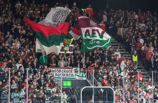 Die Augsburger Fans feierten den Schiedsrichter nach der Partie ausgiebig. Foto: mago/Eibner/Heike Feiner