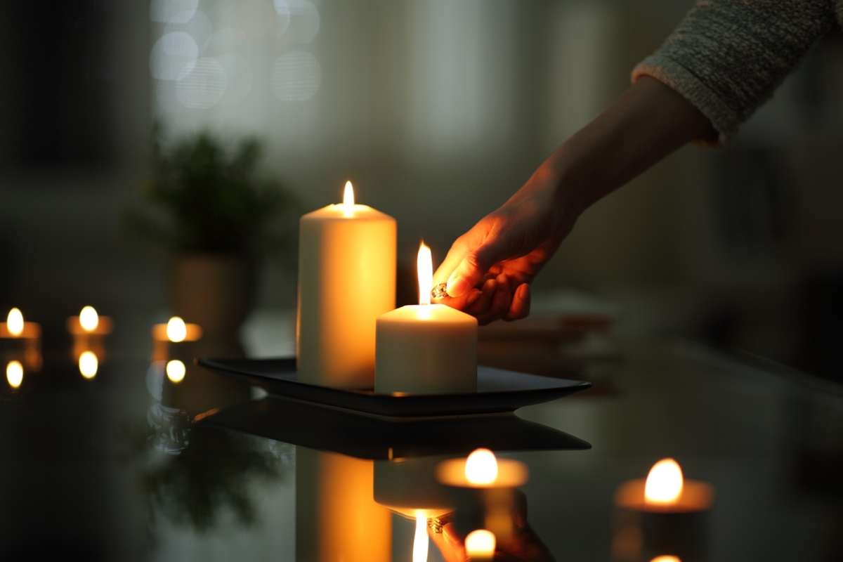 Könnte man die Wohnung auch mit Kerzen heizen? Foto: Pheelings media / shutterstock.com