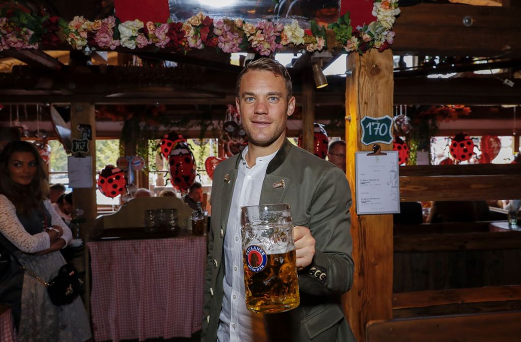 Ein Prosit! FC-Bayern-Torhüter Manuel Neuer auf dem Oktoberfest am Sonntag.