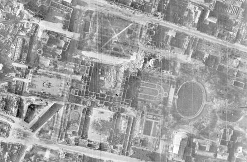 Totale Zerstörung: Der Schlossplatz im März 1945, in der Mitte das Neue Schloss. Weitere Luftbilder zeigt die Fotostrecke. Foto: LGL/KMBD