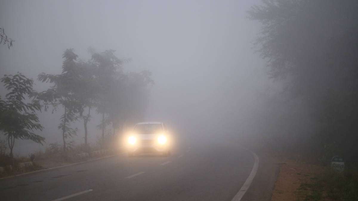 Bei dichtem Nebel sind sich viele Autofahrer unsicher, welches Licht sie benutzen sollen. Alles Wichtige dazu erfahren Sie hier.
