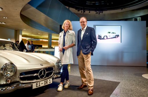 Renate Wiehager (Leiterin Mercedes-Benz Art Collection) und Ulrich-Joachim Gauffrés von Brabus vor dem 300 SL Foto: Lichtgut/Ferdinando Iannone