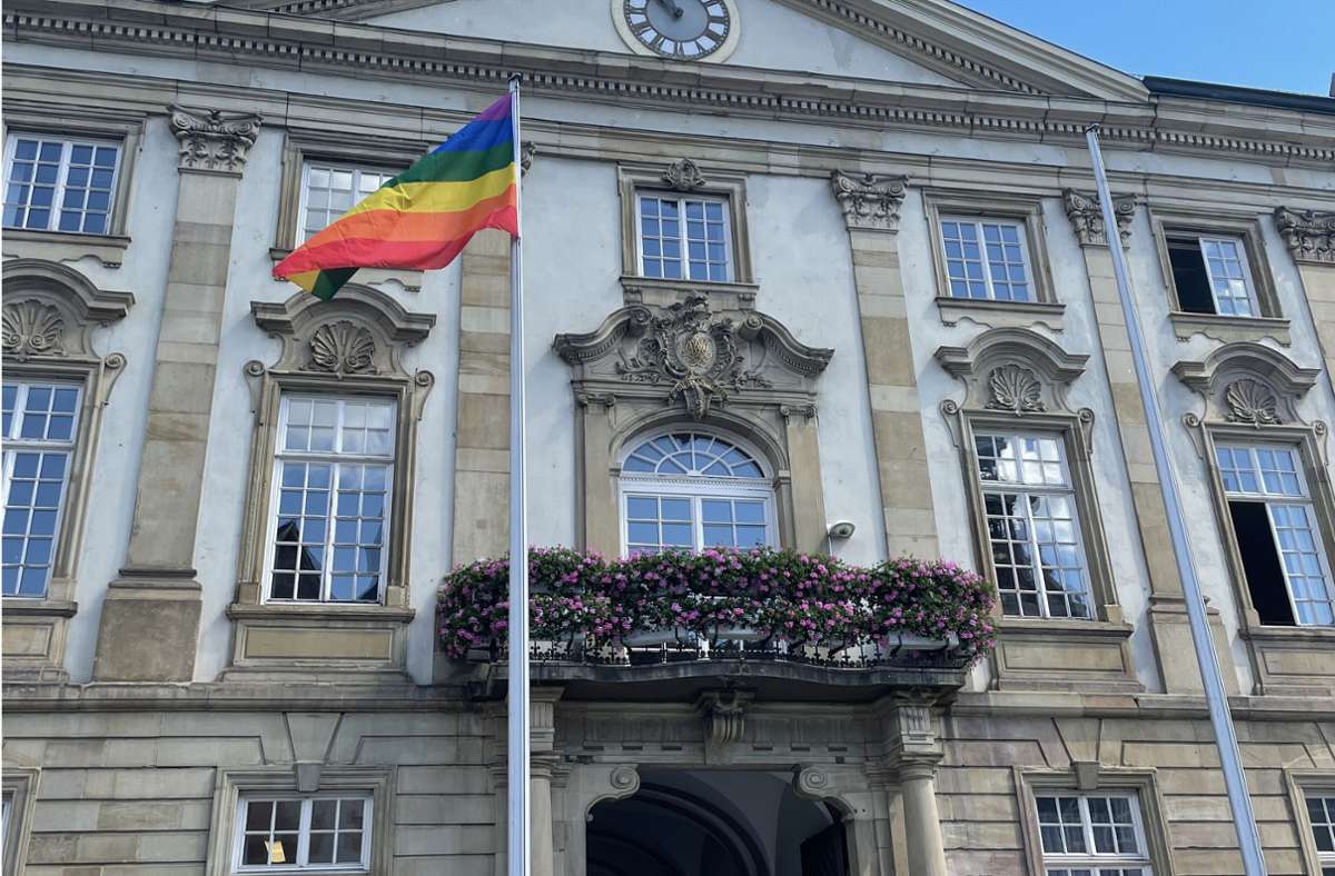In Esslingen wurden am Alten Rathaus und am Neuen Rathaus Regenbogenflaggen aufgehängt.